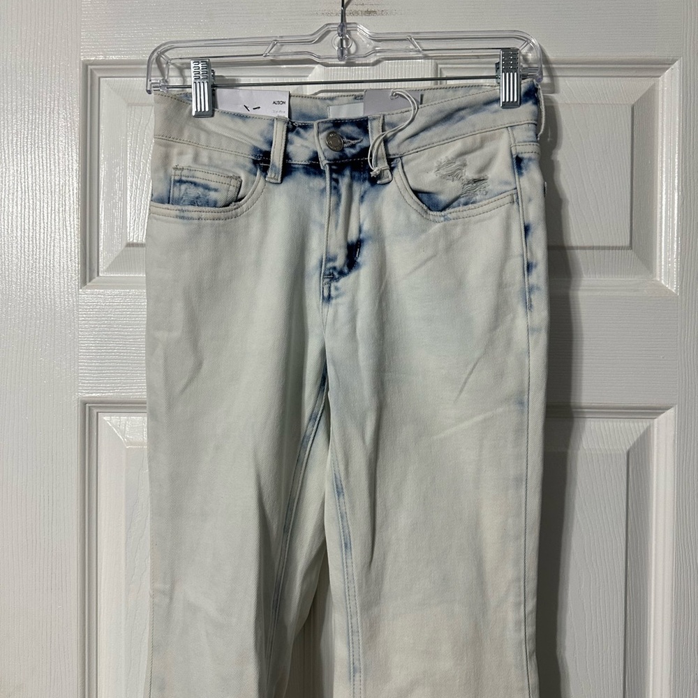NWT Women's Vervet Alison Flared White Wash Jeans - Picture 2 of 14